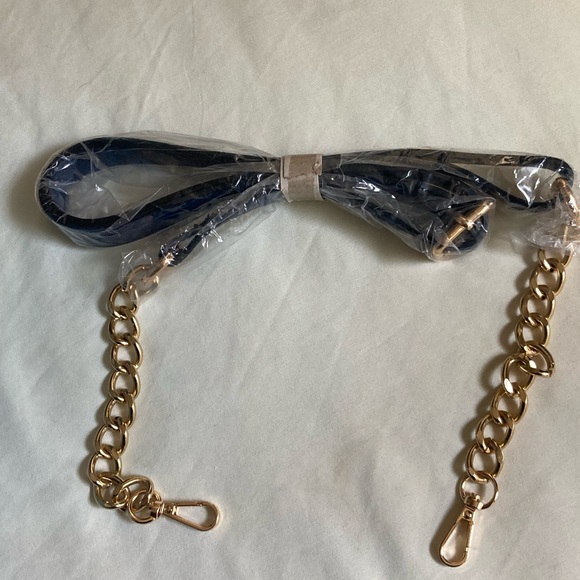 NWOT Blue and White Handbag with Removable Shoulder Strap - Picture 5 of 13